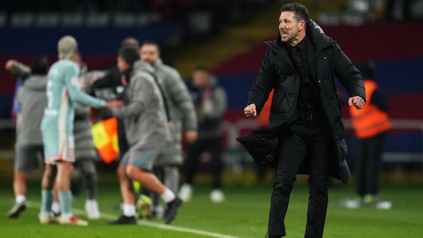 Cholo and his players celebrate a late win at Barcelona (©Alex Caparros/Getty Images)