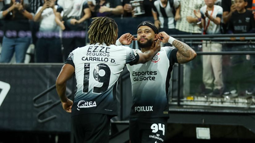 Memphis Depay celebrates for Corinthians (©AFP)