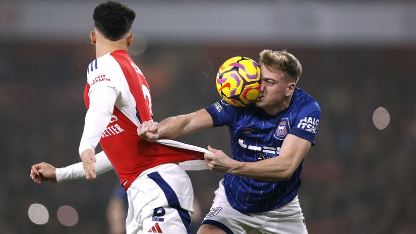 Arsenal's William Saliba in action with Ipswich Town's Liam Delap (©Reuters/John Sibley)