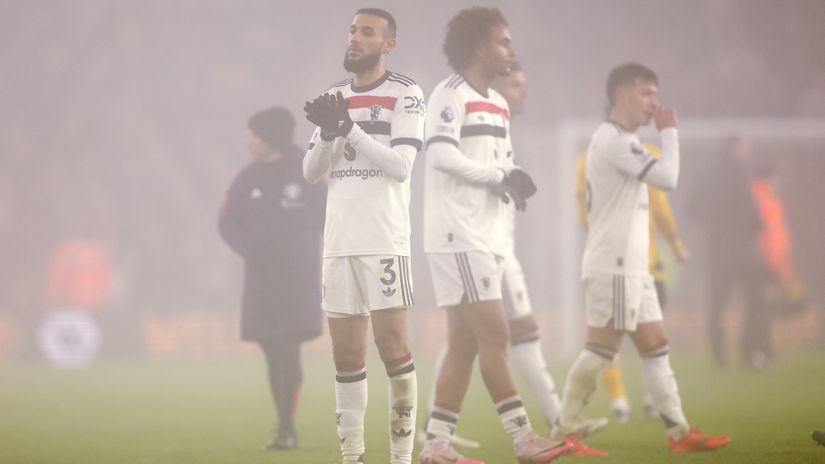 Mazraoui, Zirkzee and the rest of the team after the loss to Wolves (©Naomi BakerGetty images)