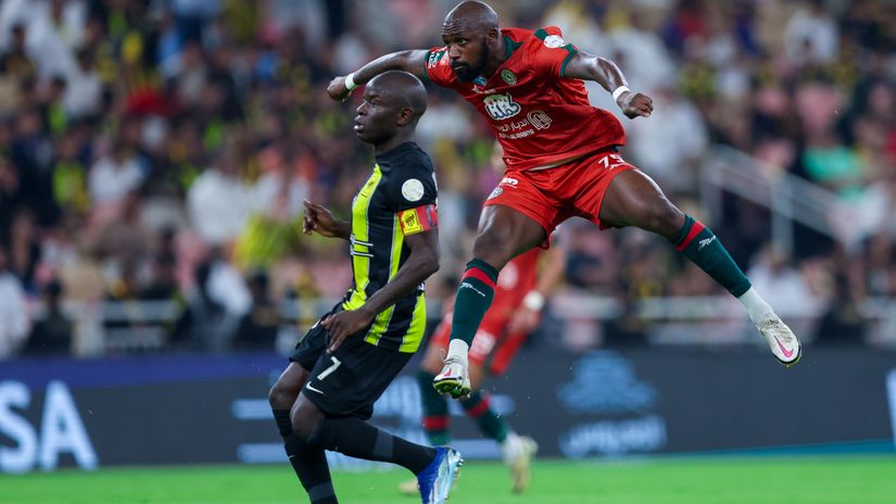 Seko Fofana fires past N'golo Kante (©Yasser Bakhsh/Getty Images)
