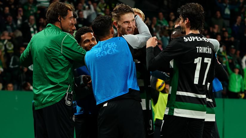 Gyokeres celebrates with his Sporting Lisbon teammates (©Gualter Fatia/Getty Images)