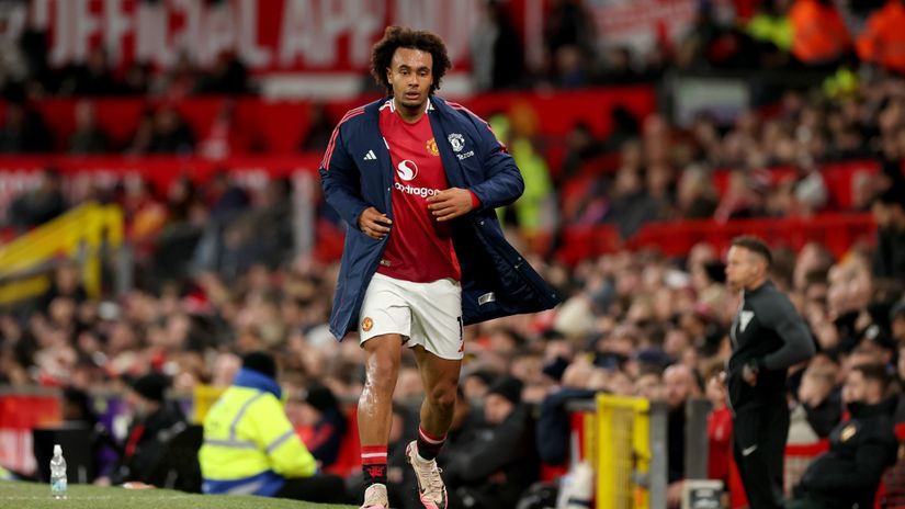 The moment Zirkzee runs to the locker room, booed by his own fans(©Carl Recine/Getty Images)