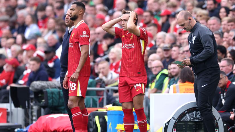 Chiesa reacts while waiting to be subbed on (©Alex Livesey/Getty Images)