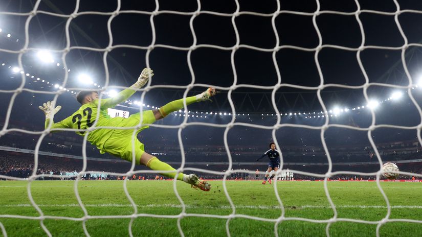 Zirkzee scores for the win as Raya dives to the wrong side (©Julian Finney/Getty Images)