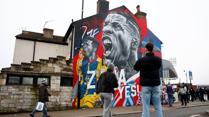  Crystal Palace fans walk past a Wilfried Zaha mural in front of Sehlhurst Park (©Bryn Lennon/Getty Images)