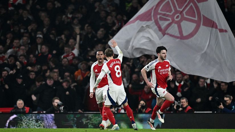 Gabriel celebrates with Odegaard and Rice after scoring (©REUTERS/Dylan Martinez)