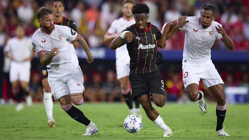 Wahi in action for Lens against Seville in the Champions League (©Fran Santiago/Getty Images)