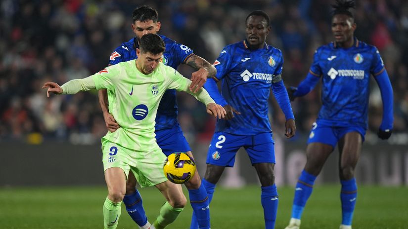 Lewandowski couldn't get past Getafe players (©Angel Martinez/Getty Images)