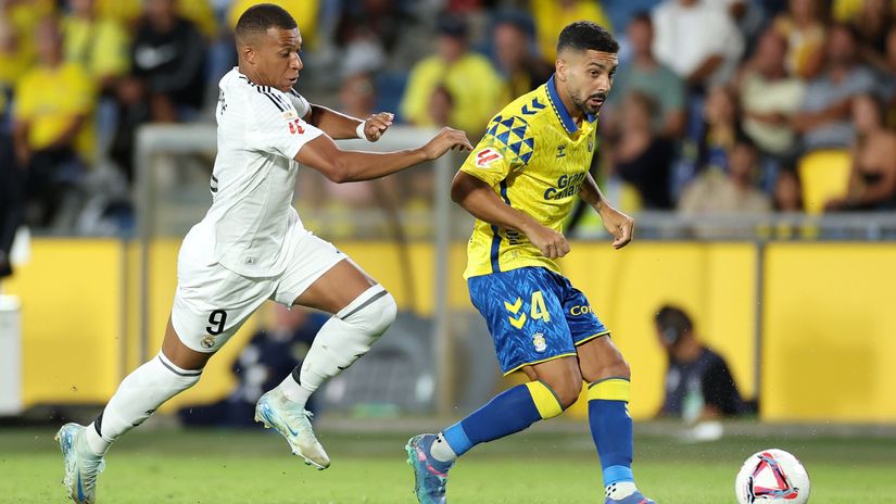 Mbappe of Real Madrid and Suarez of Las Palmas in action at the previous clash between today's rivals(©Florencia Tan Jun/Getty Images)