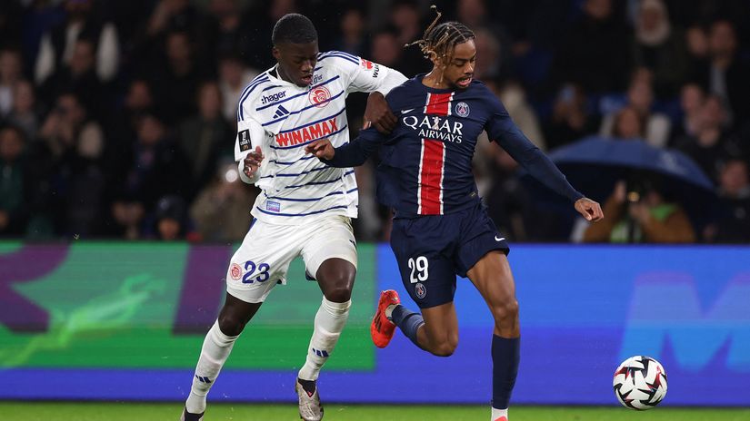 Sarr (#23) in action against Barcola of PSG (©AFP)