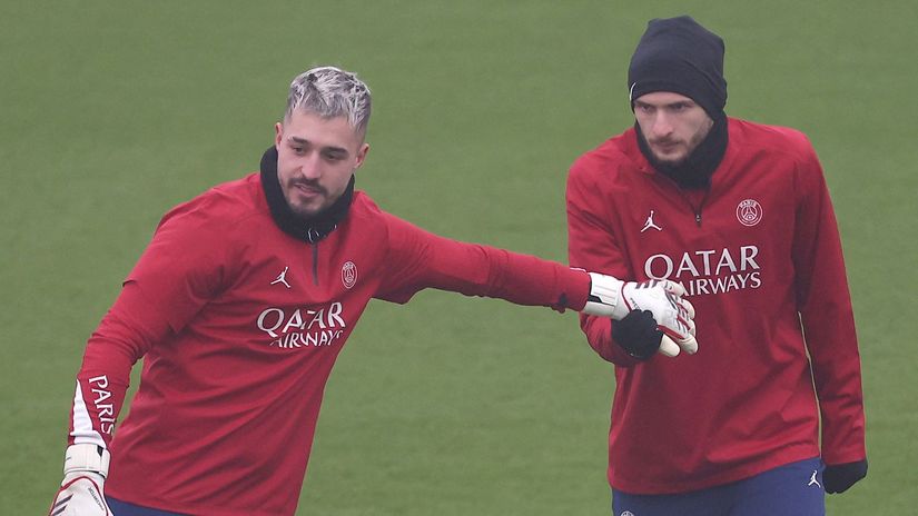 Kvaratskhelia (right) in PSG's training session with the keeper Arnau Tenas (©AFP)