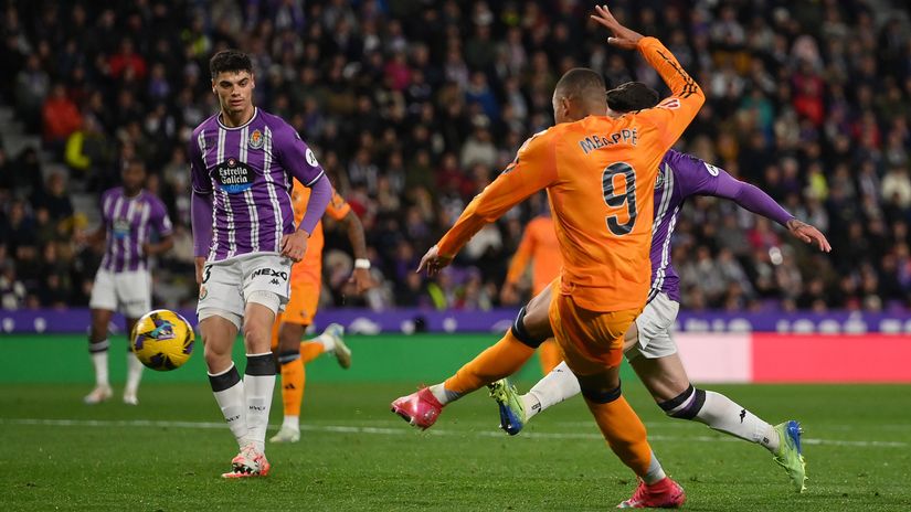 Mbappe scores against Valladolid with his trademark shot (©Denis Doyle/Getty Images)