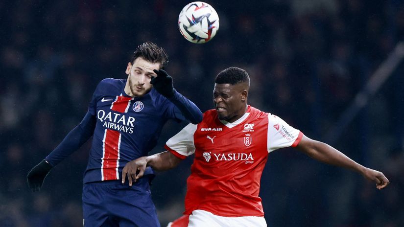 Khvicha Kvaratskhelia in action with Reims' Marshall Munetsi (©REUTERS/Abdul Saboor)