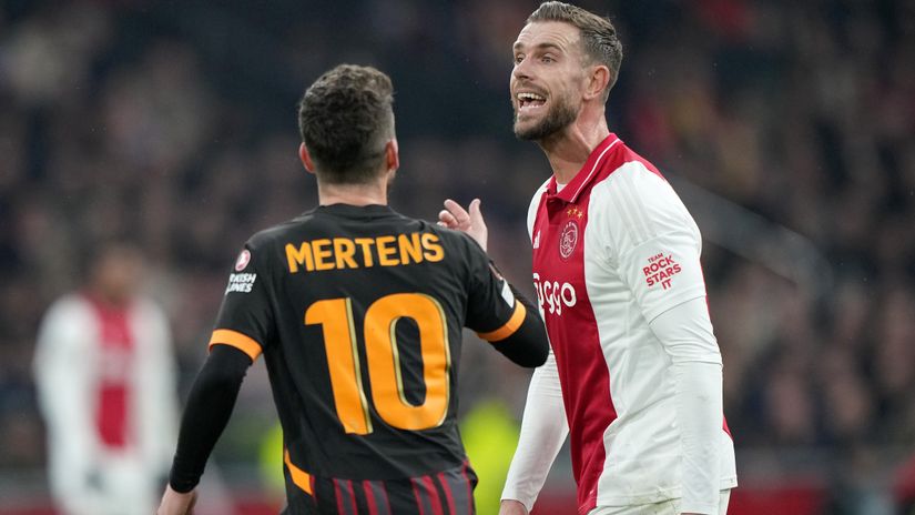 Henderson against Mertens of Galatasaray (©Alex Bierens de Haan/Getty Images)