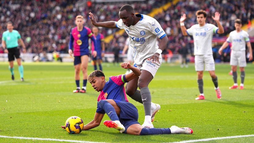 Barca dig deep to edge Alaves, closing the gap to Madrid to four points