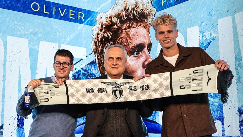 Provstgaard (on the right) poses with Lazio's president Claudio Lotito on Monday (©Marco Rosi - SS Lazio/Getty Images)