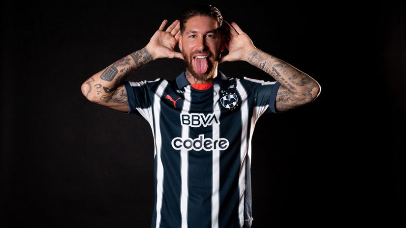 Sergio Ramos poses with Monterrey's jersey (©Monterrey/Handout via REUTERS)