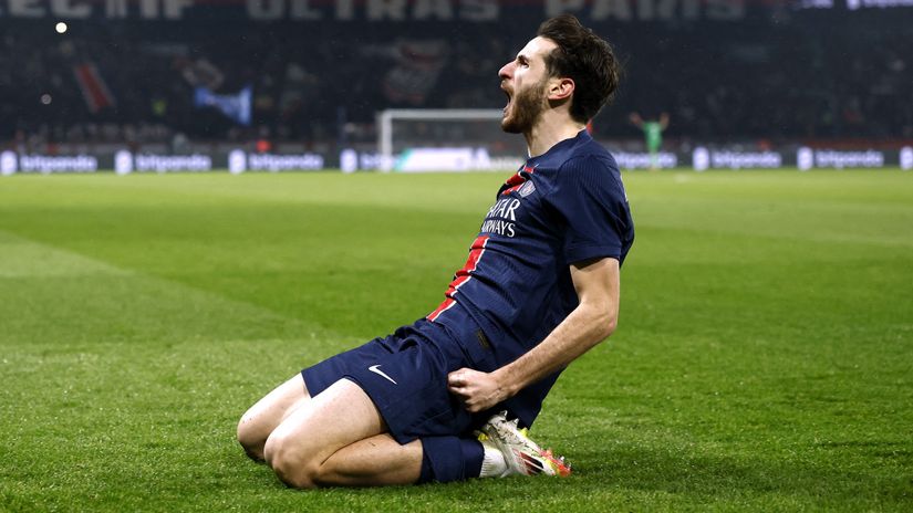 Khvicha with his trademark celebration last night at Parc des Princes (©)