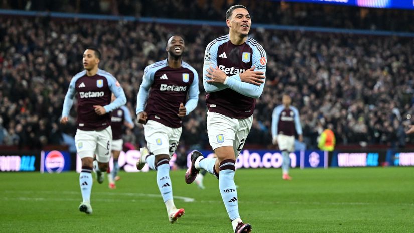 Aston Villa players celebrating against Celtic (©AFP)