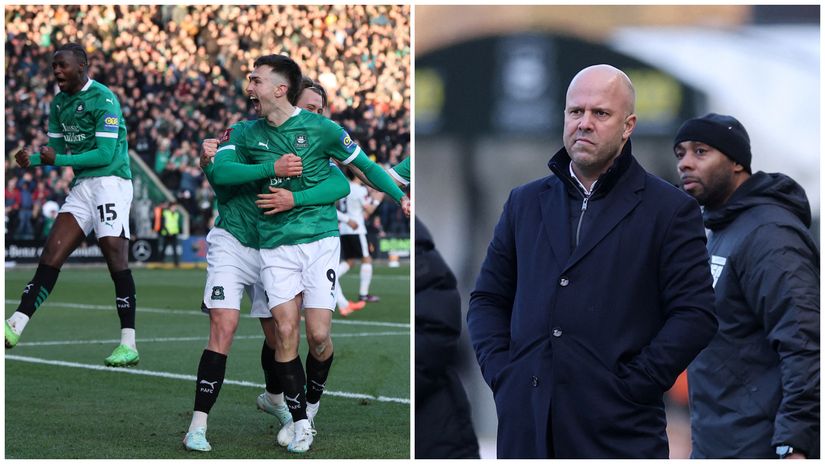 Hardey celebrates ecstatically with his teammates, while Slot... ehh... (©Gallo images)