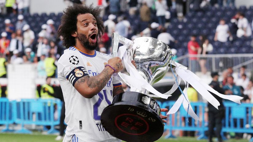 Marcelo with La Liga trophy (©Gonzalo Arroyo Moreno/Getty Images)