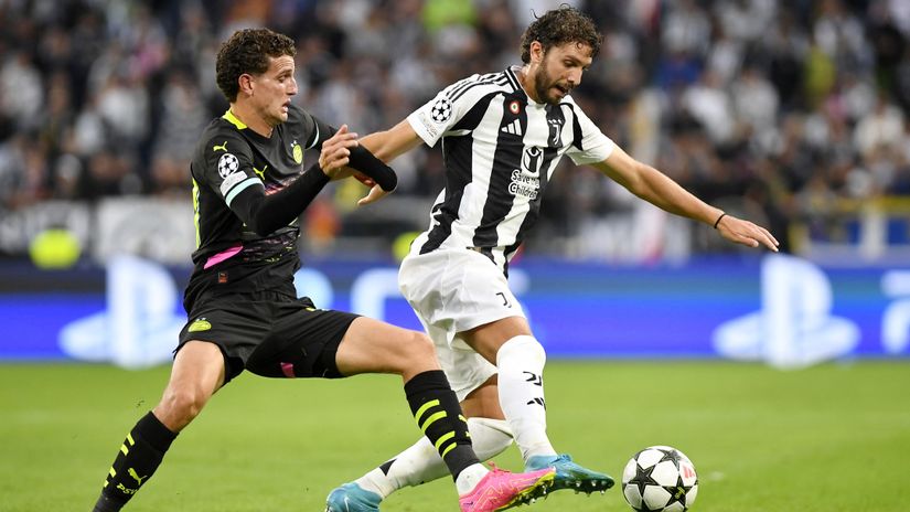 Juventus' Manuel Locatelli in action with PSV Eindhoven's Guus (©Gallo Images)