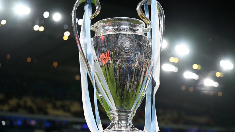 Champions League trophy (©Michael Regan/Getty Images)