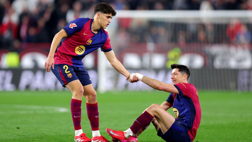 Pau Cubarsi and Robert Lewandowski (©Getty Images)