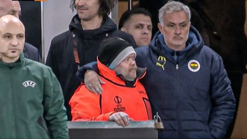 Jose Mourinho and one of the stewards (x.com/ESPNUK)