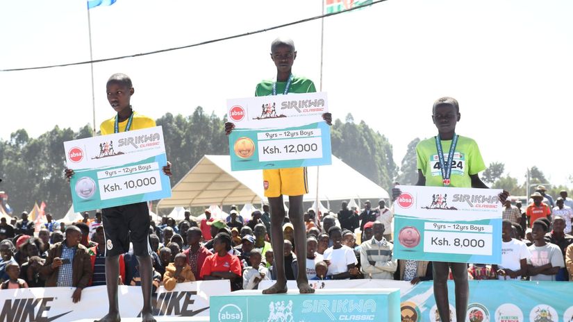 Podium finishers at Sirikwa Classic display their cheques and medals ©Nashipae Tabby