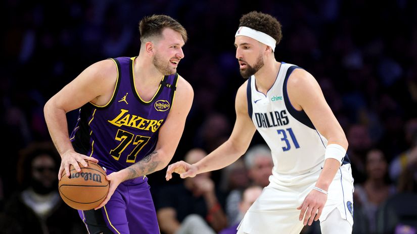 Doncic of Lakers and Thompson of Mavs in action (©AFP)