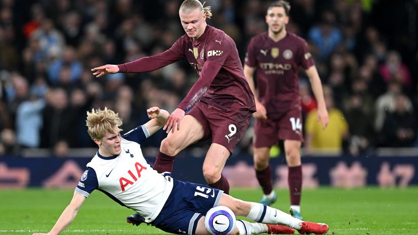 Haaland is challenged by Bergvall (©Shaun Botterill/Getty Images)