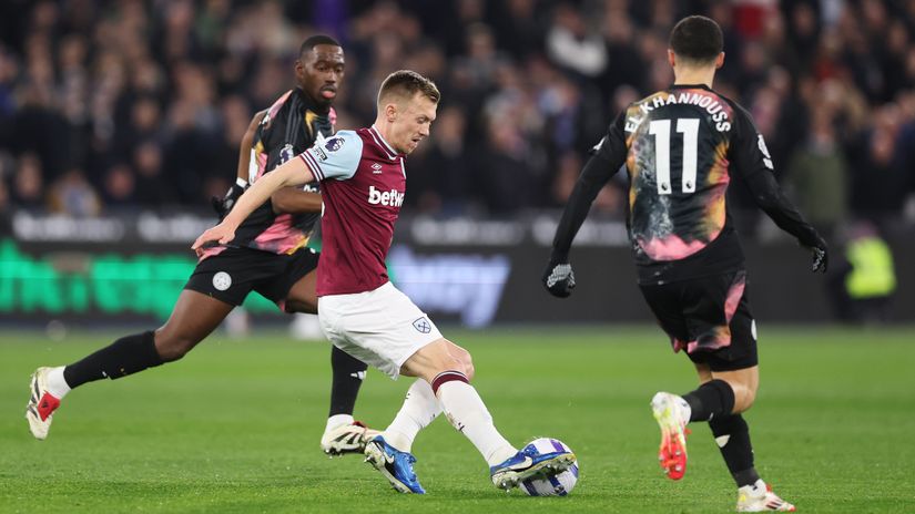 Ward-Prowse in action against Leicester (©Getty Images)