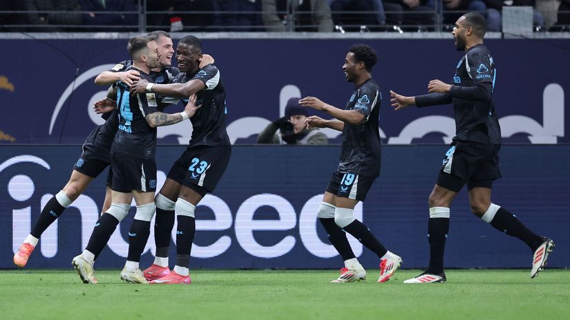 The visitors celebrate in Frankfurt (©Simon Hofmann/Getty Images)