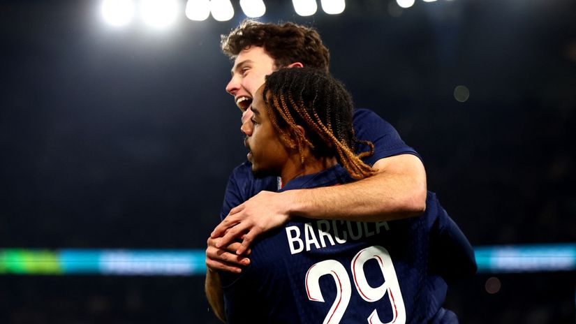 Bradley Barcola celebrates scoring their first goal with Joao Neves (©REUTERS/Abdul Saboor)