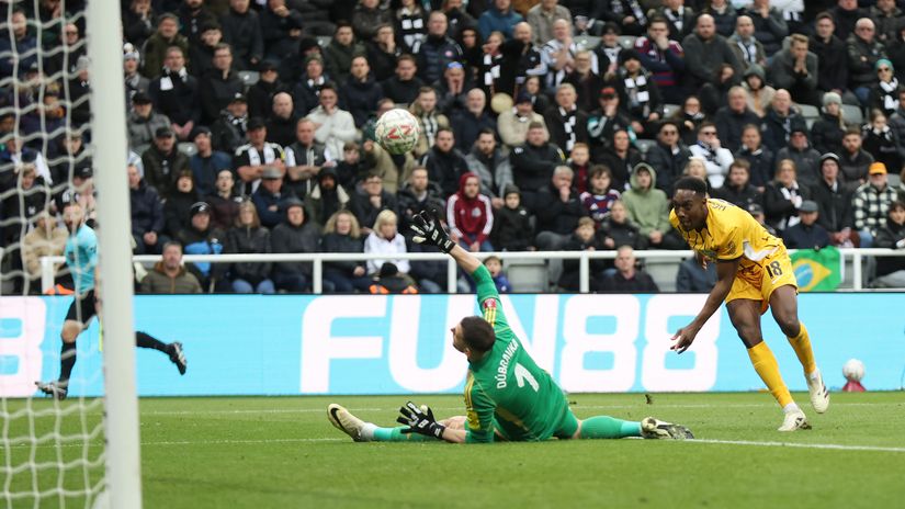 Welbeck scores the winner past Dubravka (©George Wood/Getty Images)