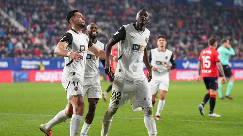 Sadiq celebrates his late leveller with teammates (©Juan Manuel Serrano Arce/Getty Images)