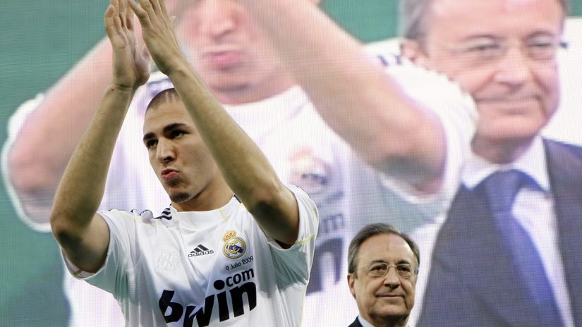 Karim Benzema and Florentino Perez upon his presentation in 2009 (©REUTERS/Juan Medina)