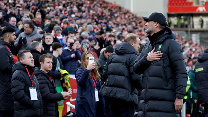 Jurgen Klopp with the Liverpool fans (©Getty Images)