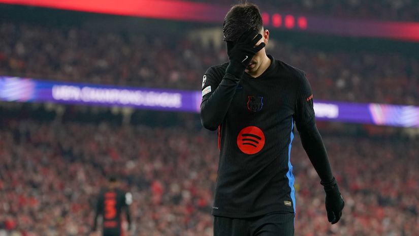 Barca players in grief (©Gualter Fatia/Getty Images)