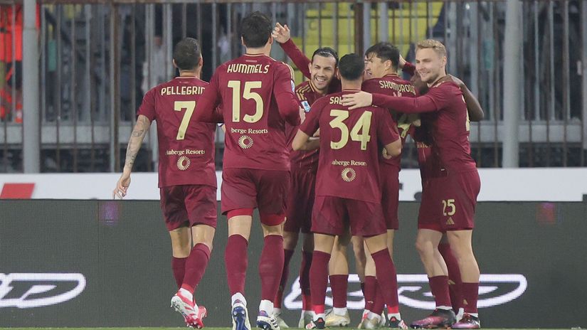 The Giallorossi celebrating Soule's winner (©Gabriele Maltinti/Getty Images)