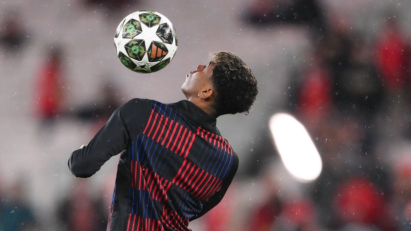 Lamine doing his thing during the warm up... (©David Ramos/Getty Images)