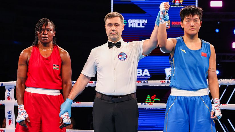 Elizabeth Andiego (red) loses her quarter-final IBA Women's Championships bout  ©IBA Boxing