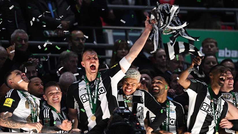 Burn lifts the EFL Cup trophy (©Justin Setterfield/Getty Images)