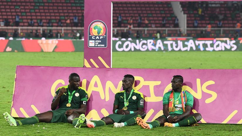 Kalidou Koulibaly, Idrissa Gana Gueye and Sadio Mane after winning the 2021 AFCON (©AFP)