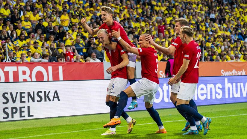 Haaland, Odegaard and Sortloth celebrate with their teammates (©AFP)