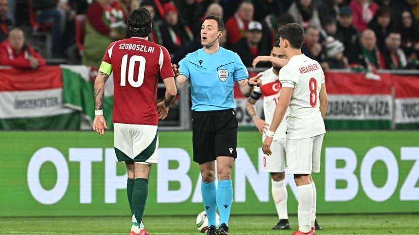 The referee calms down Szoboszlai and Guler following their quarrel (©AFP)