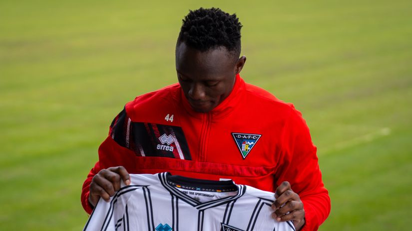 Dunfermline manager jumps to Victor Wanyama's defence after red card debut