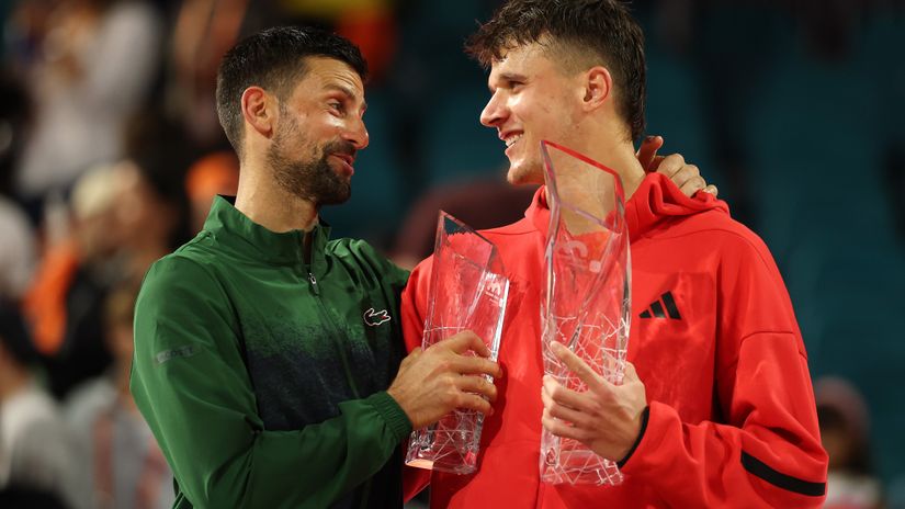 Djokovic congratulates to Mensik (©Al Bello/Getty Images)